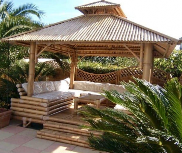 Taman dengan gazebo bambu